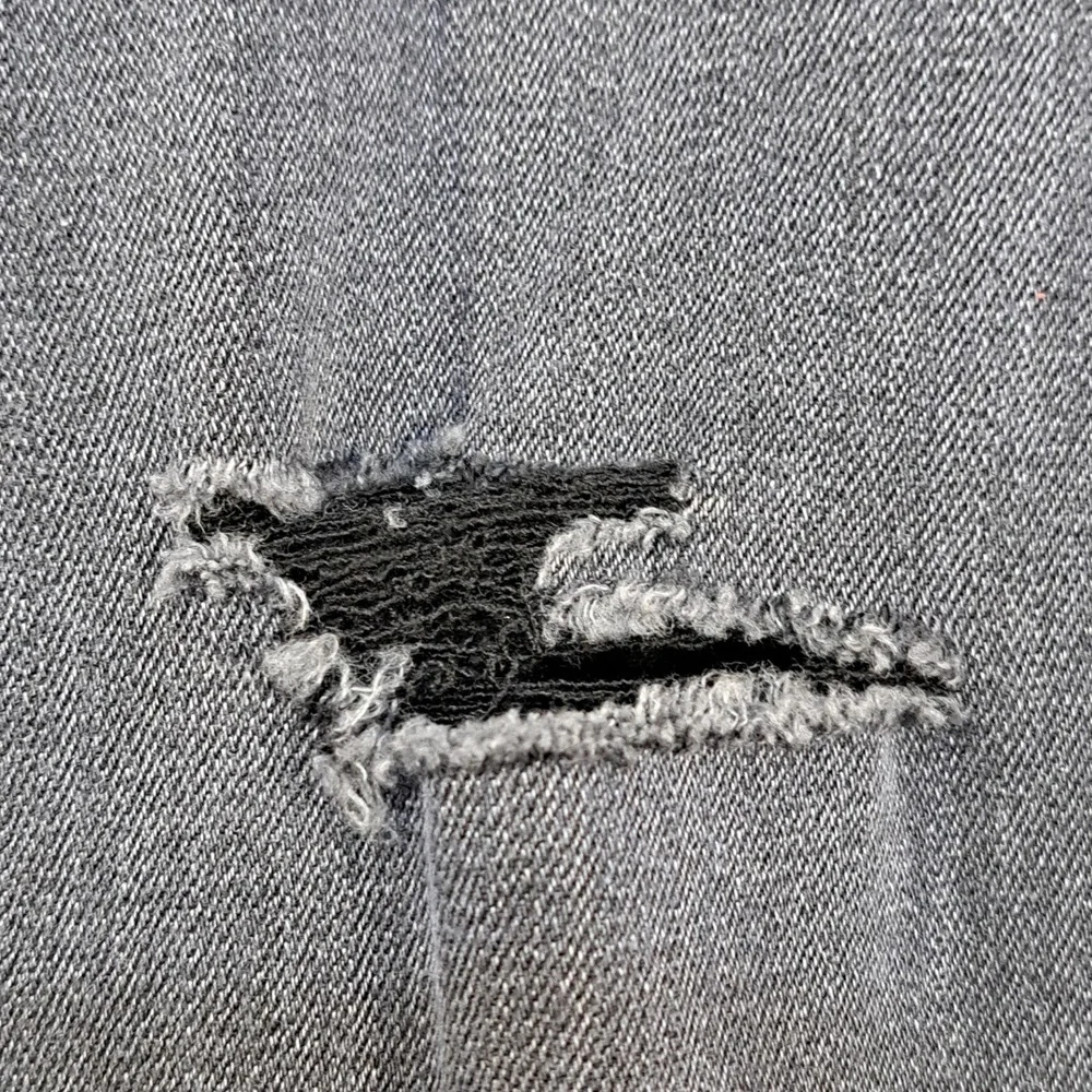 Distressed D/C Cropped Jeans
